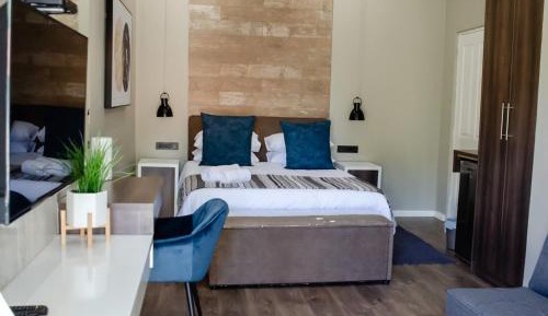 Deluxe Queen Suite