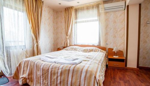 Deluxe Double Room (2 Adults + 1 Child)