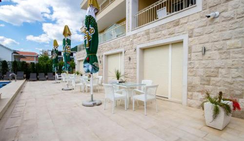 Studio with Terrace and Pool view (5 Adults)
