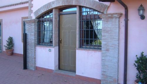 One-Bedroom Apartment - Split Level - Annex