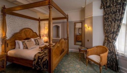 Four Poster Room