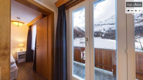 Family Room with Mountain View
