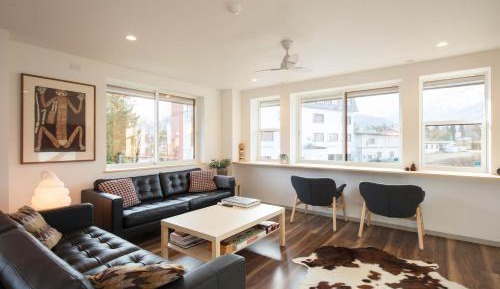 Apartment with Mountain View