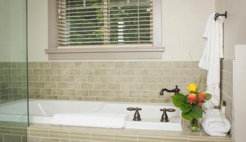 Two-Bedroom Cottage - Lakeside