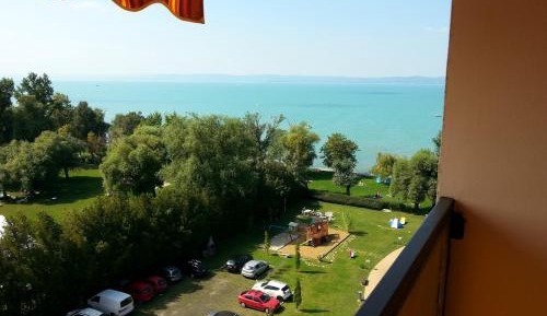 Apartment with Lake View