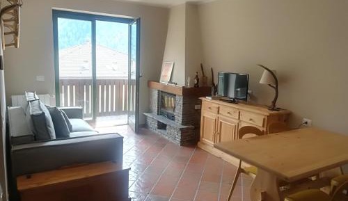 Apartment with Mountain View