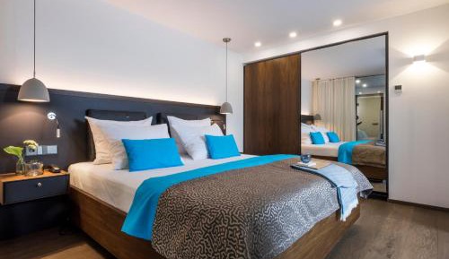 Suite with Partial Lake View 