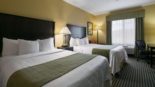 Queen Room with Two Queen Beds and Bath Tub - Disability Access