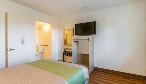 Queen Room - Non-Smoking