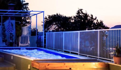 Apartment with Pool View 