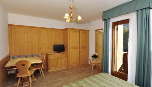 One-Bedroom Apartment with Balcony