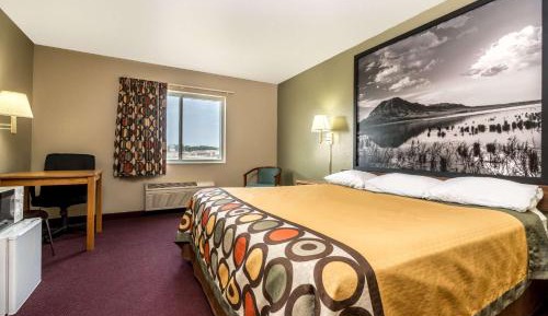 Deluxe King Suite - Non-Smoking