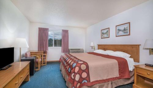 Deluxe King Room - Non-Smoking