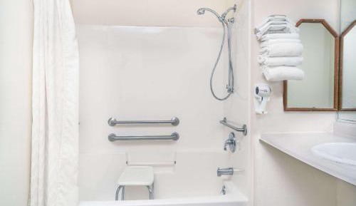 Queen Room - Disability Access/Non-Smoking