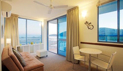 One-Bedroom Suite with Ocean View and Spa Bath
