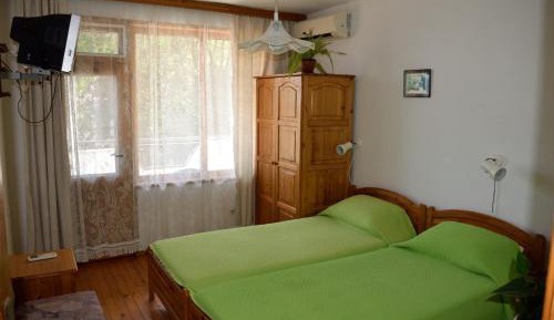Twin Room with Sea View and Shared Bathroom (2 adults + 1 child)