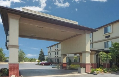 Romulus Hotel | Quality Inn & Suites Detroit Metro Airport