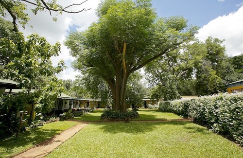 Victoria Falls Hotel | Shoestrings Backpackers & Bar