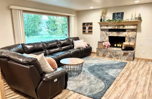Salmon House | Mountain getaway on a private culdesac, 360 views out large windows.