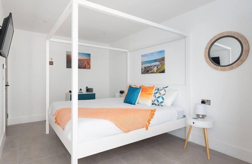 Newquay City Centre Apartment | 1 Cliff Edge - a studio that sleeps 3 guests in 1 bedroom