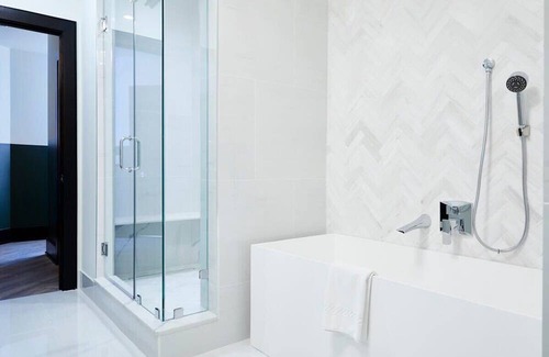 Central Business District House | Roami at The Brandywine | Pool | 3 Bed Penthouse