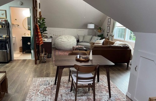 Retsil Apartment | Charming Attached Cottage Loft Studio for Two