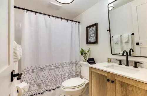 Murphys Cabin | New - Walk to Downtown from "The Local Pine"