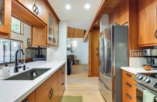 Murphys Cabin | New - Walk to Downtown from "The Local Pine"