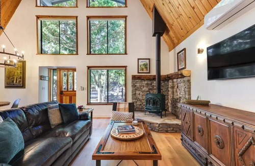 Murphys Cabin | New - Walk to Downtown from "The Local Pine"