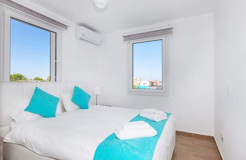Zeytinlik Apartment | Flat w View, Pool, Balcony Near Beach in Kyrenia