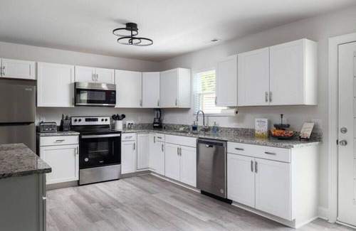 High Point House | Gorgeous 4BR *Brand New Home* 4min to Market & HPU