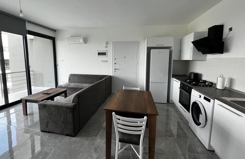 Edremit Apartment | Flat w Shared Pool 2 min to Beach in Edremit