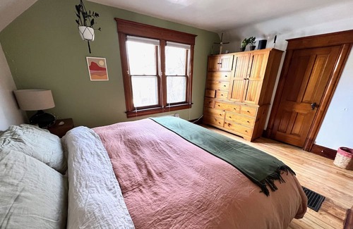 Mapleton Hill House | Downtown historic mountain-view charmer - walk to trails and shops!