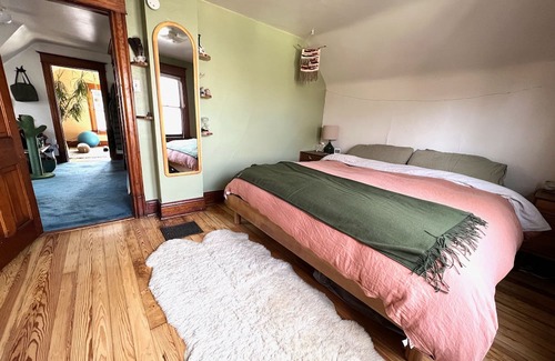 Mapleton Hill House | Downtown historic mountain-view charmer - walk to trails and shops!