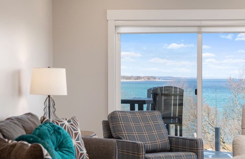 Traverse City Condo | ♛ 539 Bay St ⁀➷ Luxury Downtown 2BDR Lake View Penthouse Condo steps to Beach! ➠ 402W