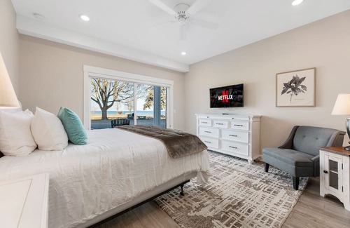 Traverse City Condo | ♛ 539 Bay St ⁀➷ Luxury Downtown 2BDR Lake View 1st Floor Condo steps from Beach ➠ 102W