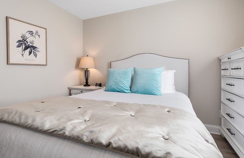 Traverse City Condo | ♛ 539 Bay St ⁀➷ Luxury Downtown 2BDR Lake View 1st Floor Condo steps from Beach ➠ 102W