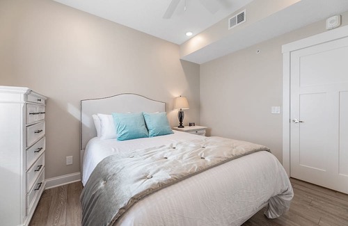 Traverse City Condo | ♛ 539 Bay St ⁀➷ Luxury Downtown 3BDR Lake View 2nd Floor Condo on West Bay ➠ 201W