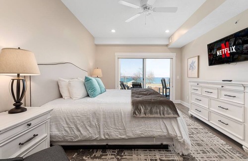 Traverse City Condo | ♛ 539 Bay St ⁀➷ Luxury Downtown 3BDR Lake View 2nd Floor Condo on West Bay ➠ 201W