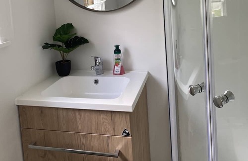 Omokoroa House | Original Omokoroa Bach with sea views- 4 min walk to beach!