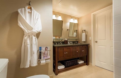 Cupertino House | Authentic California Experience! Onsite Pool, Free Breakfast and Parking
