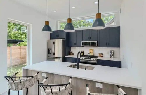 Austin House | NEW Bright & Airy w/Austin Vibes Blocks to Bars!