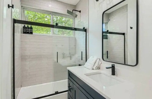 Austin House | NEW Bright & Airy w/Austin Vibes Blocks to Bars!