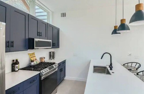 Austin House | NEW Bright & Airy w/Austin Vibes Blocks to Bars!