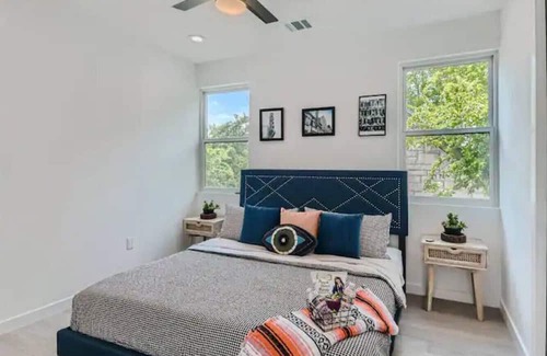 Austin House | NEW Bright & Airy w/Austin Vibes Blocks to Bars!