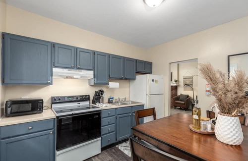 College Heights Apartment | Recently Remodeled and Sunlit Apartment Near EMU and UM