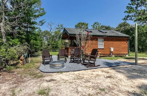 Homosassa Cabin | A/C, Firepit, Grill, Pet Friendly