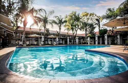 Gaborone House | Stay Close to Mokolodi Nature Reserve! Free Shuttle & Parking, Pool and Spa!