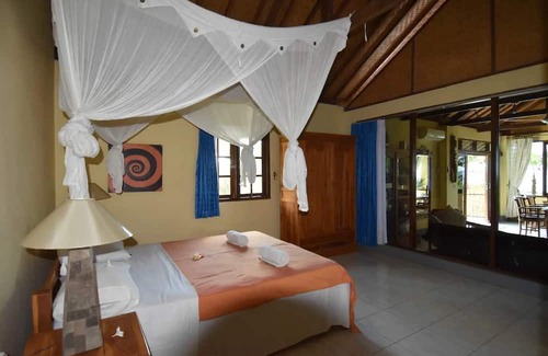 Banjartegehe Villa | Beachfront villa with private pool, garden and terrace
