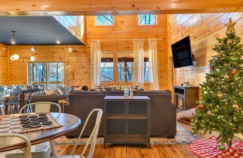 Gatlinburg - Pigeon Forge Cabin | 🎉 PRIVATE Indoor👙Pool w/ FIRE PIT 🔥& Room for 18 Guests!